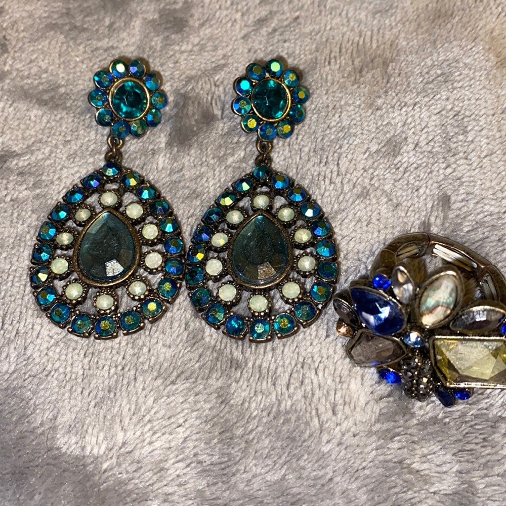 Statement earring.